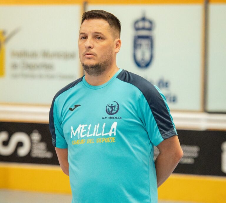 Entrenador Alberto Rodríguez del Club Voleibol Melilla en partido