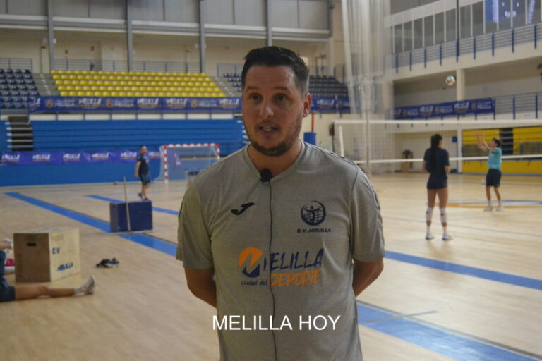 Alberto Rodríguez hablando sobre el Club Voleibol Melilla en el pabellón