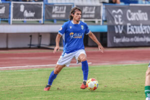 Álex Claverías jugando al fútbol con la U.D. Melilla en el campo.