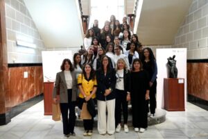 Grupo de alumnas italianas en el salón de plenos de Melilla