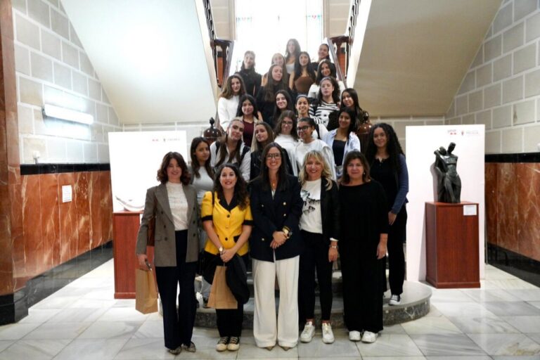 Grupo de alumnas italianas en el salón de plenos de Melilla