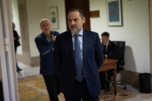 José Luis Ábalos en un entorno formal, relacionado con un caso judicial.