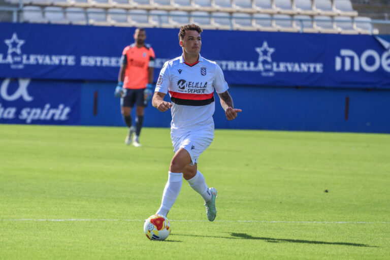 Antonio Quindimil corriendo con el balón durante un partido de fútbol