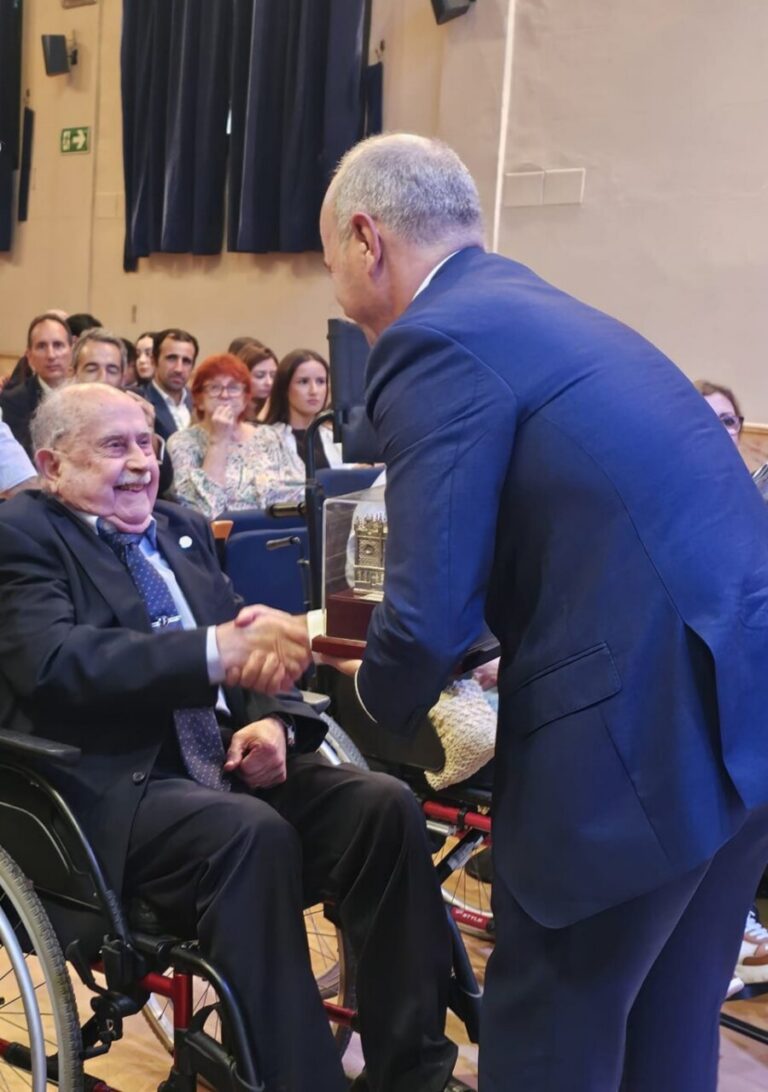 Antonio de Pro recibiendo un reconocimiento universitario en un acto solemne.