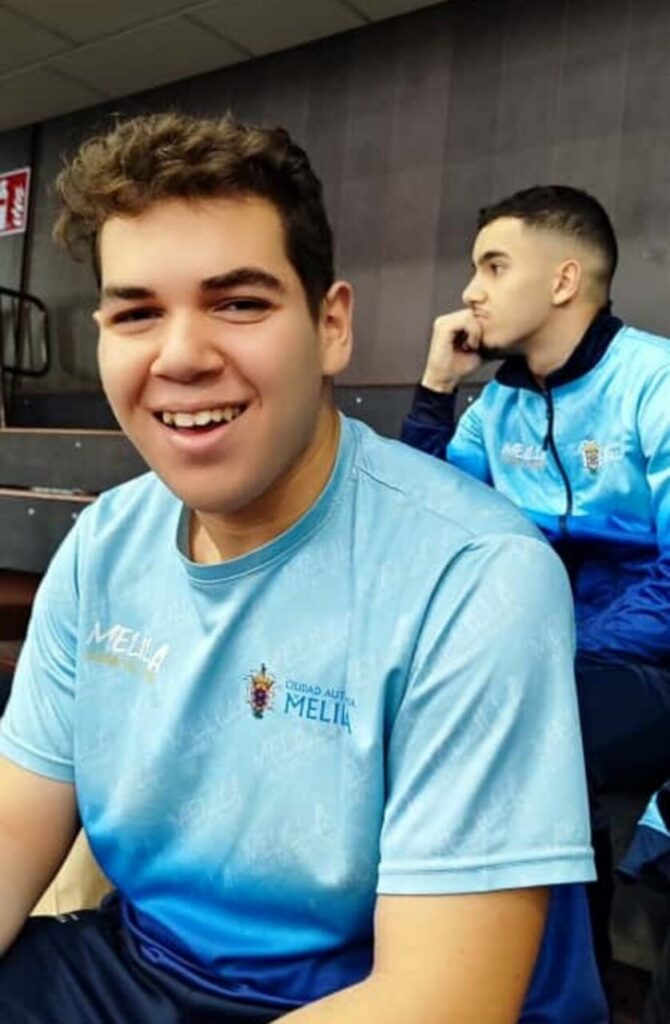 Atleta melillense sonriendo durante el Campeonato de España de Halterofilia.