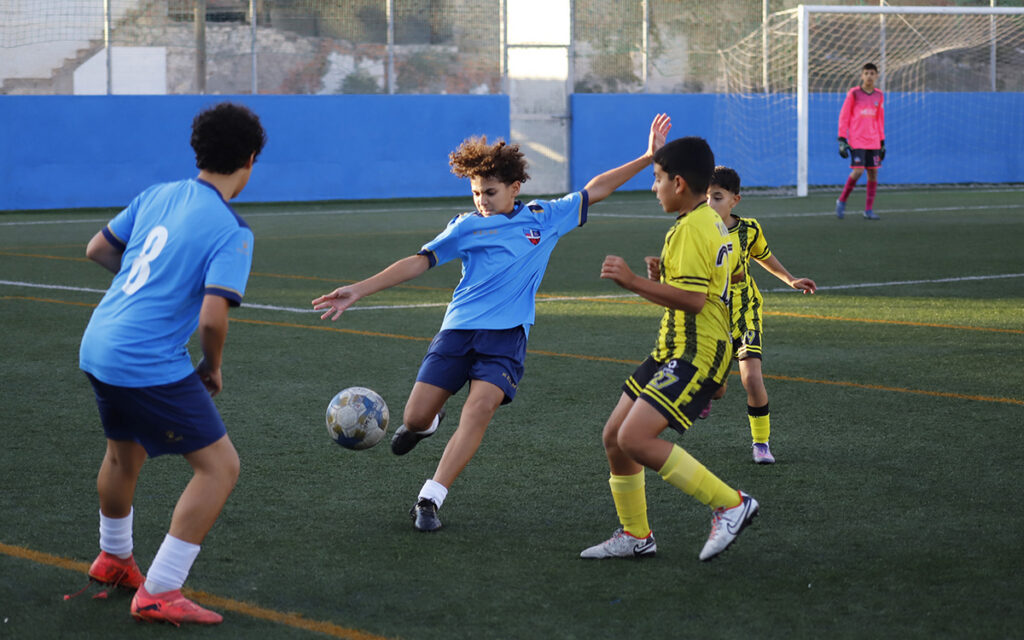 Jugadores de fútbol infantil compitiendo en un partido emocionante.