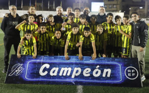 Equipo del Atlético Melilla posando con el trofeo de campeón infantil