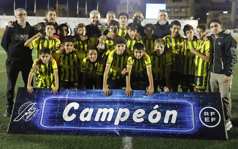 Equipo del Atlético Melilla posando con el trofeo de campeón infantil