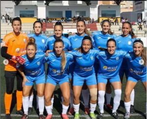 Jugadoras del equipo de fútbol femenino ATM Melilla posando en el campo.