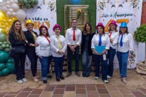 Grupo de personas celebrando el 47º aniversario de Aula Culturales para Mayores