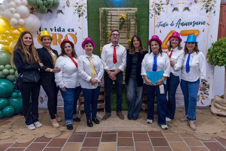 Grupo de personas celebrando el 47º aniversario de Aula Culturales para Mayores