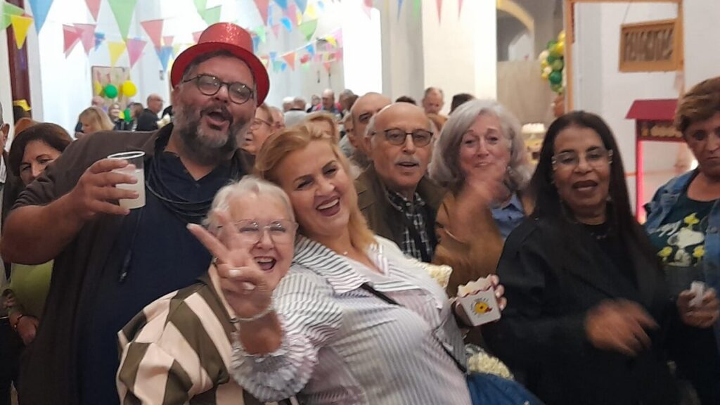 Celebración del 47º cumpleaños de Aulas Culturales para Mayores con juegos y diversión.