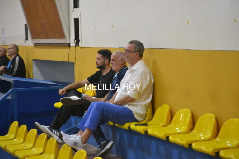 Azir Choukri junto a otros miembros en un evento de balonmano