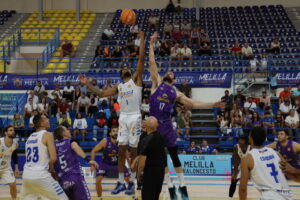 Jugadores de baloncesto en el salto inicial durante un partido en Melilla.