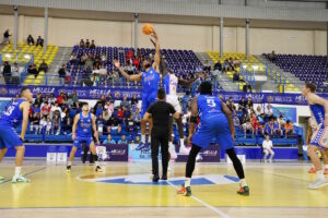 Jugadores de baloncesto en el salto inicial del partido Melilla contra Mallorca.