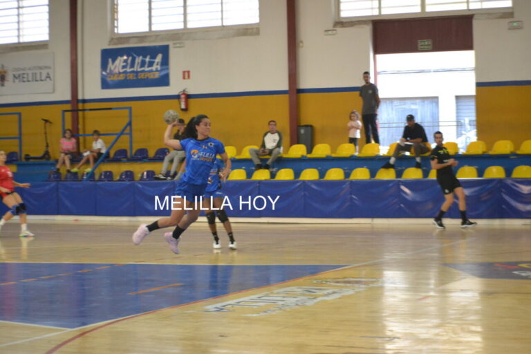 Jugadora del Club Balonmano T-Maravilla Melilla lanzando el balón durante un partido
