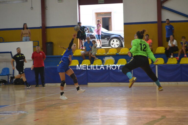 Jugadora del Club Balonmano Maravillas Melilla lanzando el balón en un partido.