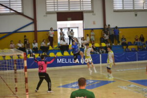 Jugadores del Club Balonmano Melilla en acción durante un partido