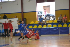 Jugadoras del Club Balonmano T-Maravilla Melilla en acción durante un partido.