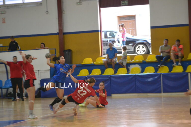 Jugadoras del Club Balonmano T-Maravilla Melilla en acción durante un partido.