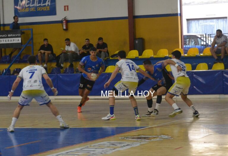 Jugadores del Club Balonmano Melilla en acción durante un partido