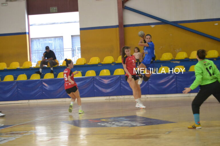 Jugadoras del Club Balonmano T-Maravilla Melilla en acción durante un partido