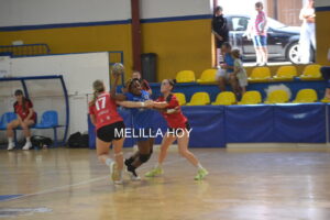 Jugadoras del Club Balonmano T-Maravilla Melilla en acción durante un partido