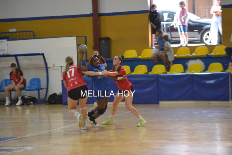 Jugadoras del Club Balonmano T-Maravilla Melilla en acción durante un partido