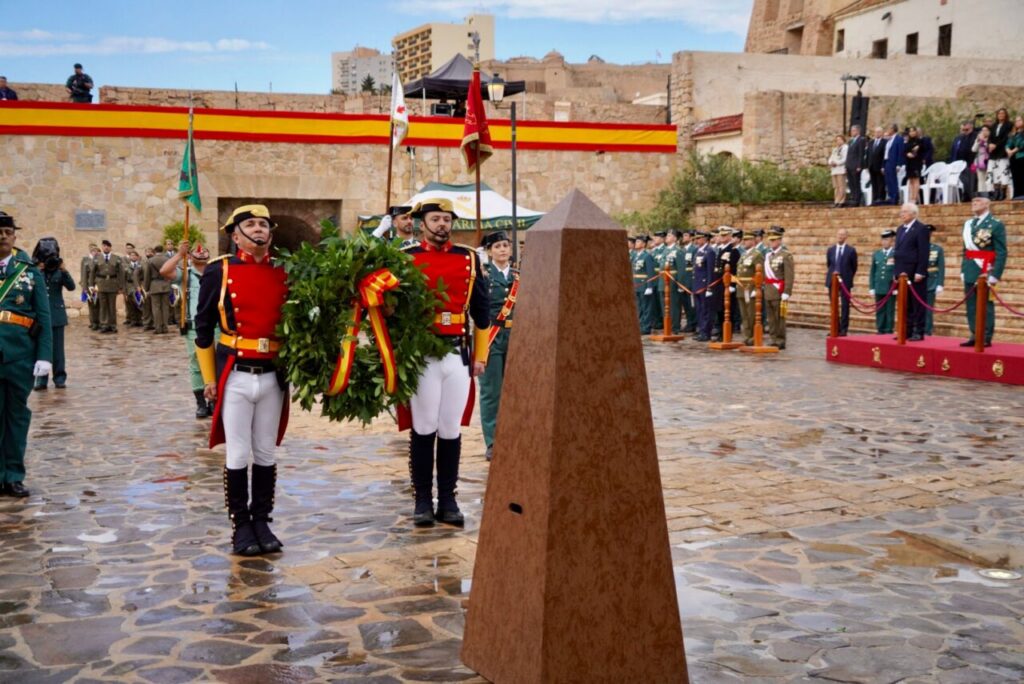 Acto solemne de entrega de la enseña nacional a la Guardia Civil en Melilla