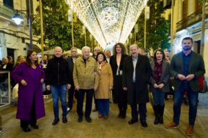 Grupo de personas durante el encendido del alumbrado navideño en Melilla