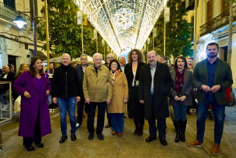 Grupo de personas durante el encendido del alumbrado navideño en Melilla