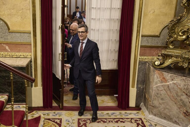 Ministro Félix Bolaños entrando en una sala del gobierno español.