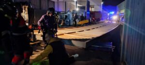 Bomberos realizando un rescate tras un accidente en un centro comercial.