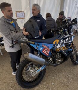 Borja Pérez Casimiro revisando su moto para el Rally Dakar 2026.