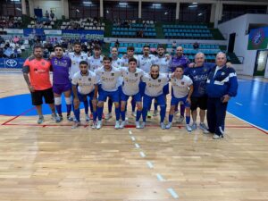 Equipo de fútbol sala Nueva Era Melilla posando en el pabellón