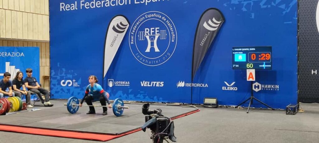 Atleta levantando pesas en el Campeonato de España Junior de Halterofilia