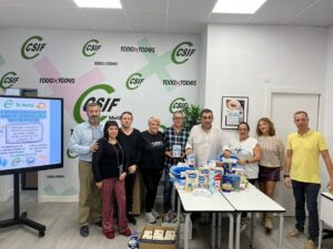 Participantes en el café solidario con productos para el Banco de Alimentos