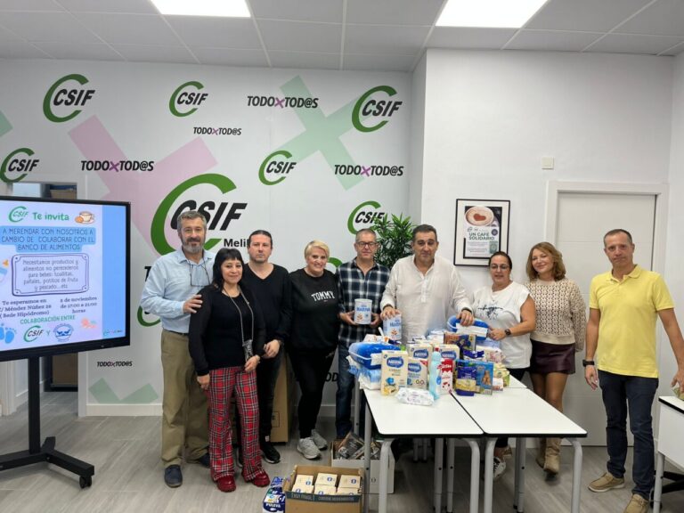 Participantes en el café solidario con productos para el Banco de Alimentos