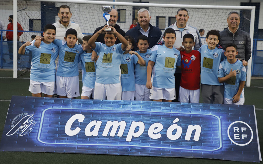 Equipo Melilla City celebrando su victoria con trofeo en el campo