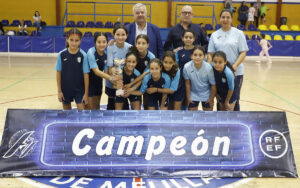 Equipo Alevín Femenina de fútbol sala con trofeo en el Pabellón Lázaro Fernández