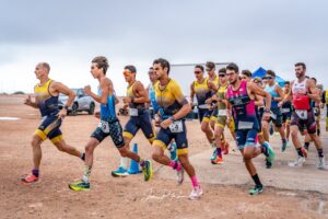 Participantes corriendo en el Campeonato de Melilla de Duatlón Cros