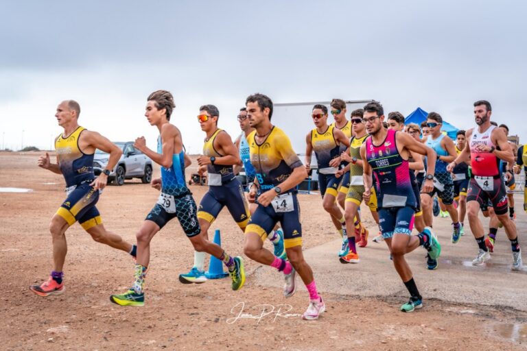Participantes corriendo en el Campeonato de Melilla de Duatlón Cros