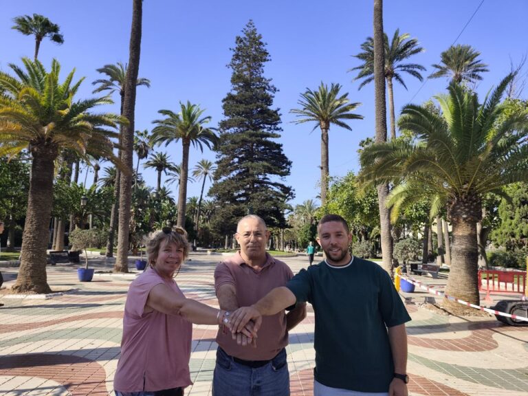 Tres candidatos de CCOO en un parque con palmeras