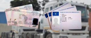 Carnets de conducir marroquíes y españoles sobre fondo de camión