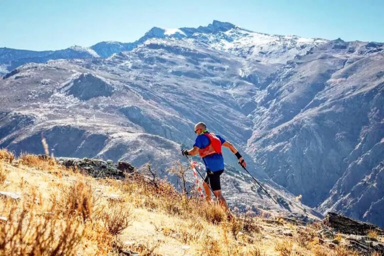 Corredor en una carrera de montaña en Melilla con paisajes montañosos al fondo.