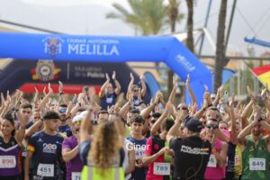 Participantes aplaudiendo en la V carrera solidaria Ruta 091 en Melilla
