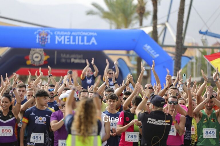 Participantes aplaudiendo en la V carrera solidaria Ruta 091 en Melilla