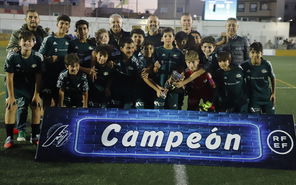 Equipo del C.D. Buen Consejo celebrando su victoria en la Copa Federación Infantil