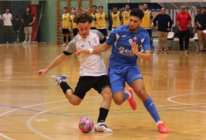Jugadores de fútbol sala compiten en el Pabellón Guillermo Molina Ríos.