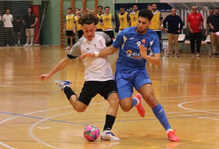 Jugadores de fútbol sala compiten en el Pabellón Guillermo Molina Ríos.